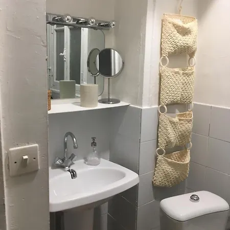 Appartement A 2 Pas Du Metro Parijs